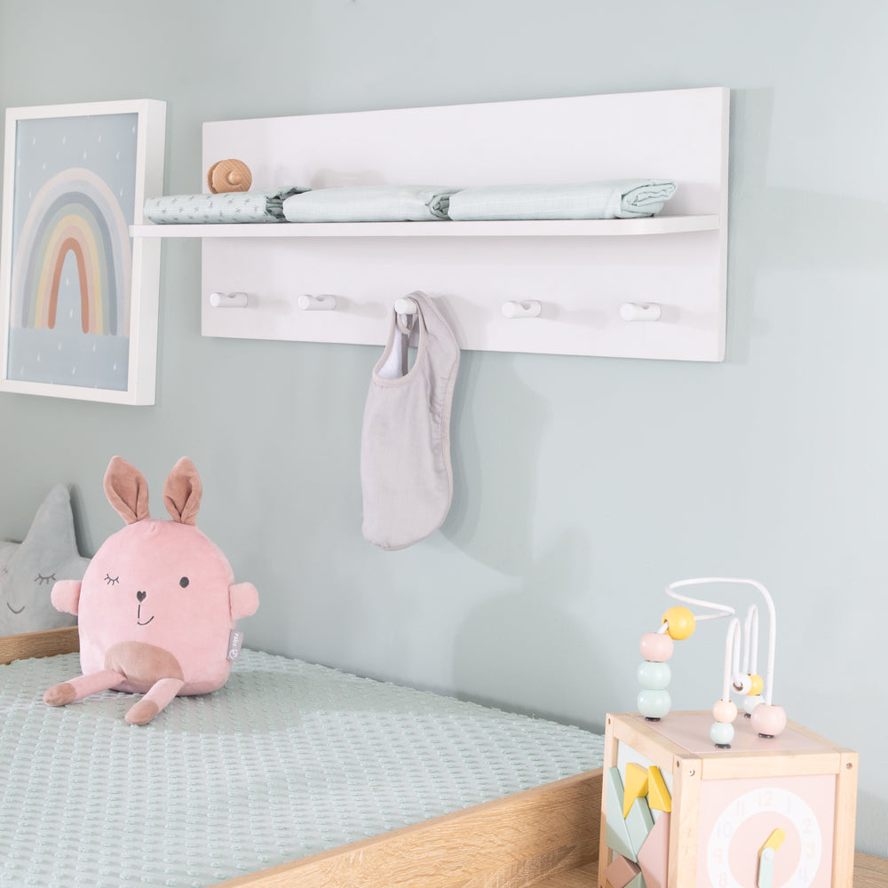 Wandgarderobe lichtgrau, für Baby- & Kinderzimmer, inkl. 1 Ablage & 5 Haken – Milieubild (2/5)