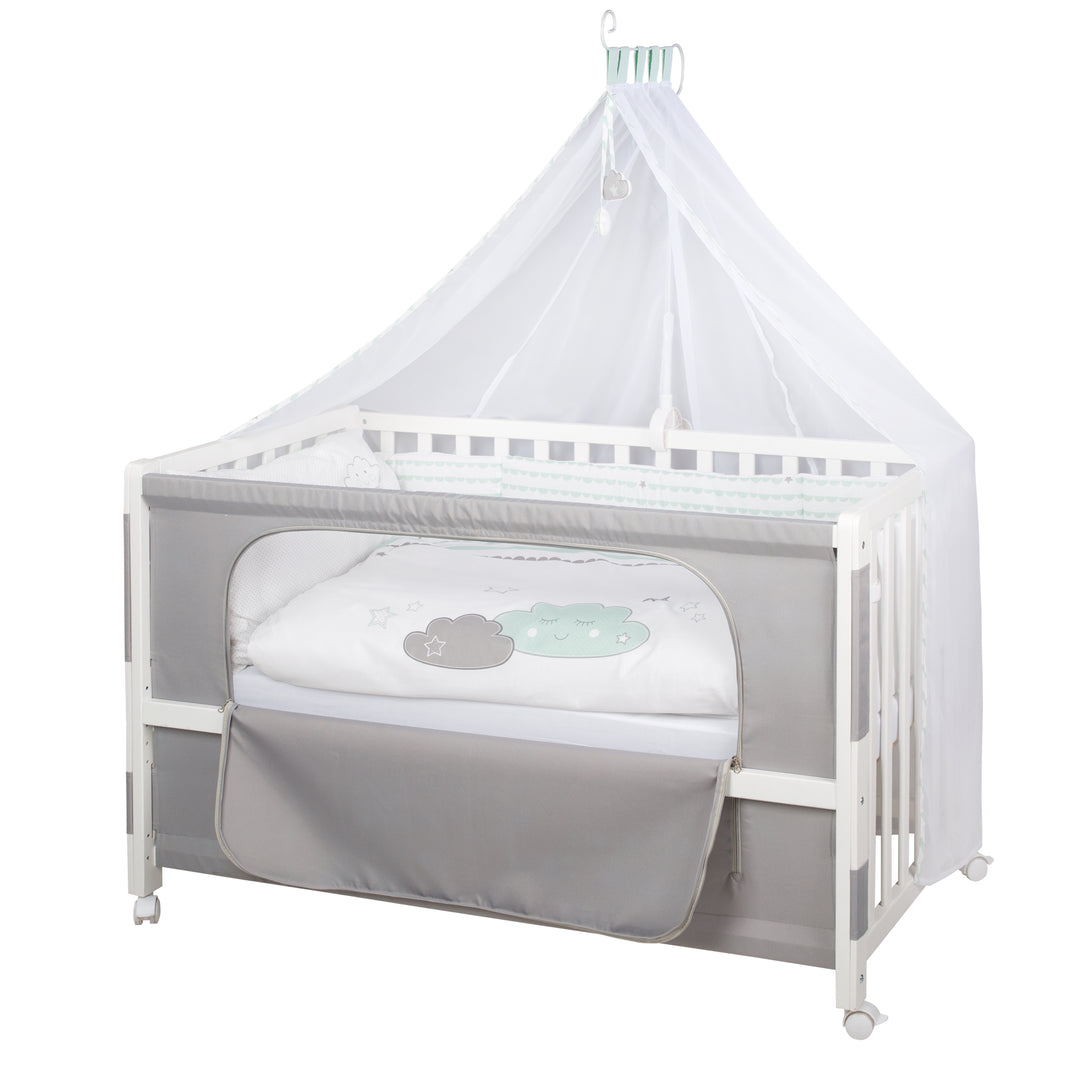 Room Bed 'Happy Cloud', 60 x 120 cm, Beistellbett zum Elternbett, komplette Ausstattung – Freisteller (1/7)