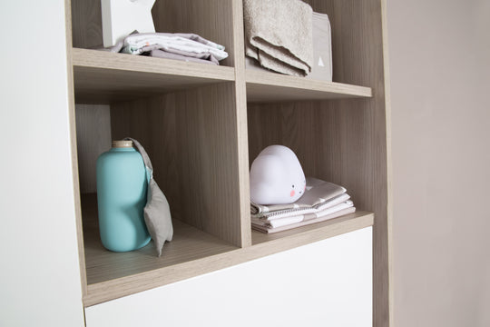 Kleiderschrank 'Olaf', 3 Drehtüren, mit offenem Regal, Weiß / Luna Elm – Detailbild (6/7)