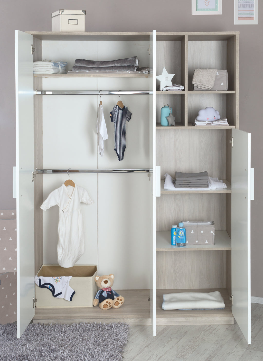 Kleiderschrank 'Olaf', 3 Drehtüren, mit offenem Regal, Weiß / Luna Elm – Milieubild (5/7)