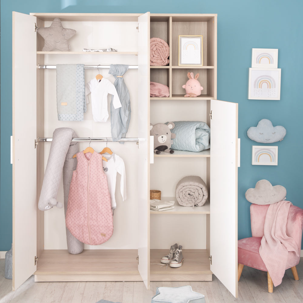 Kleiderschrank 'Olaf', 3 Drehtüren, mit offenem Regal, Weiß / Luna Elm – Produktbild (2/7)