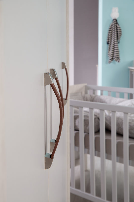 Kinderzimmerset 'Mila', inkl. Kombi-Bett 70 x 140 cm, Wickelkommode & 3-türigem Schrank, grau/weiß – Detailbild (15/16)