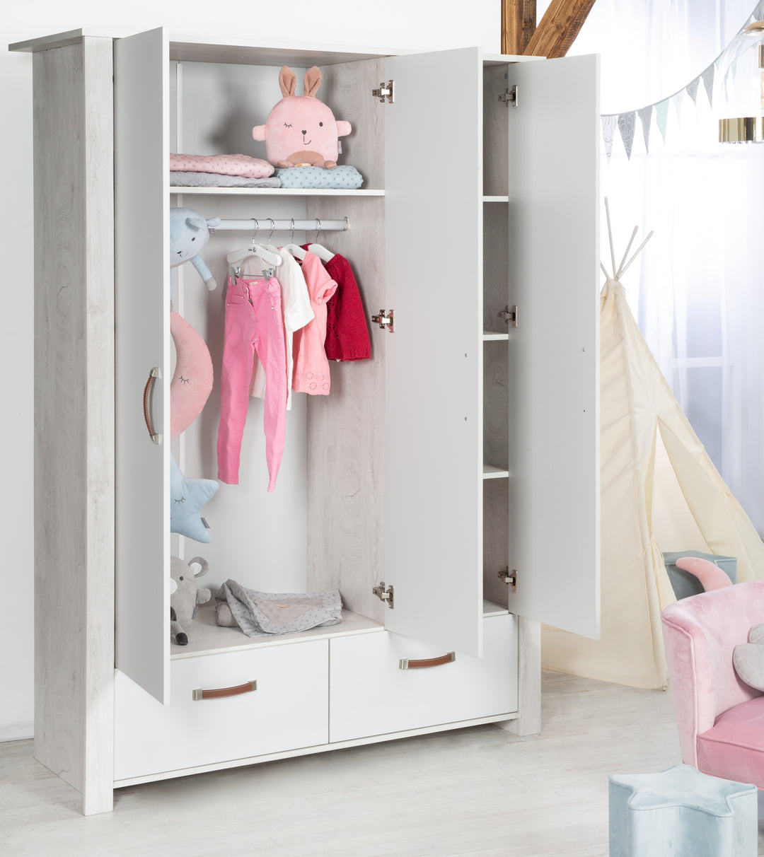 Kinderzimmerset 'Mila', inkl. Kombi-Bett 70 x 140 cm, Wickelkommode & 3-türigem Schrank, grau/weiß – Milieubild (14/16)