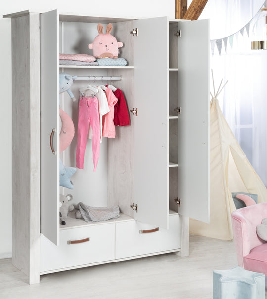 Kinderzimmerset 'Mila', inkl. Kombi-Bett 70 x 140 cm, Wickelkommode & 3-türigem Schrank, grau/weiß – Milieubild (14/16)