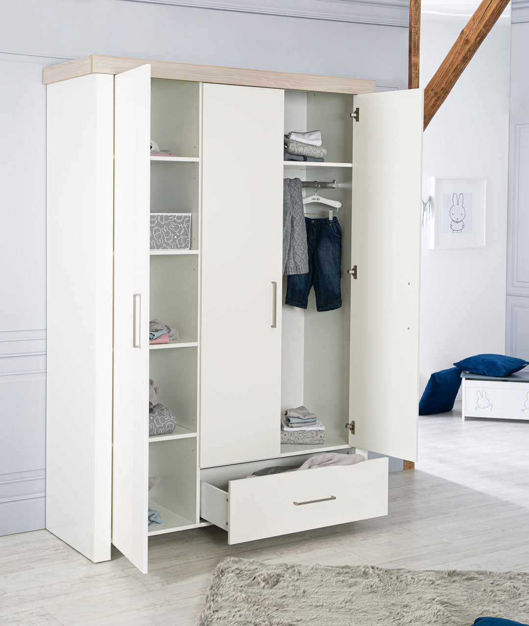 Room Set 'Lucy' 3-Piece, incl. Convertible Cot Bed 70 x 140, Changing Table & Cabinet 3-Door – Lifestyle Image (15/17)