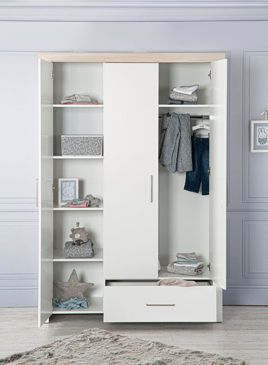 Room Set 'Lucy' 3-Piece, incl. Convertible Cot Bed 70 x 140, Changing Table & Cabinet 3-Door – Lifestyle Image (16/17)