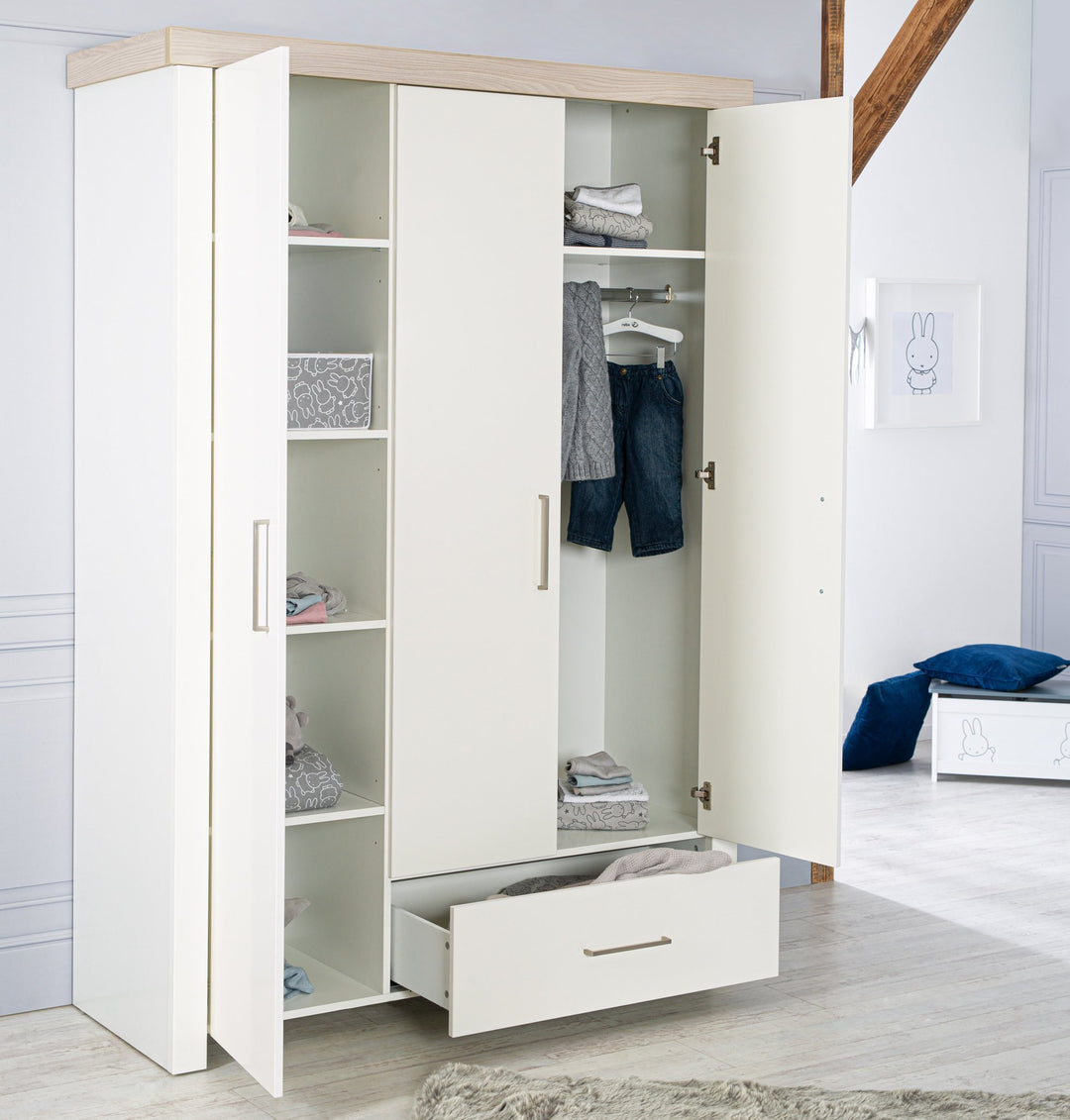 Kleiderschrank 'Lucy' 3-trg, Korpus weiß, Kranz in 'Luna Elm' – Milieubild (2/9)