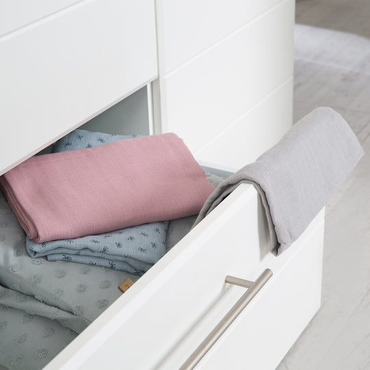 Armario 'Nele', 3-trg, con moderno horizontal ranuras, artisan roble/blanco – Foto ambientada (7/9)