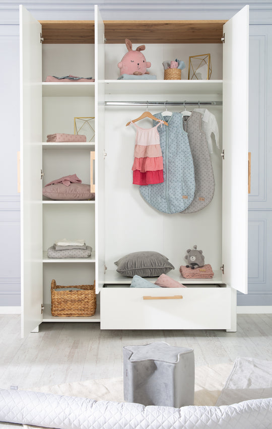 Kinderzimmerset 'Ava' 3-teilig, inkl. Kinderbett 70x140 cm, Wickelkommode & Schrank 3-türig – Milieubild (22/23)