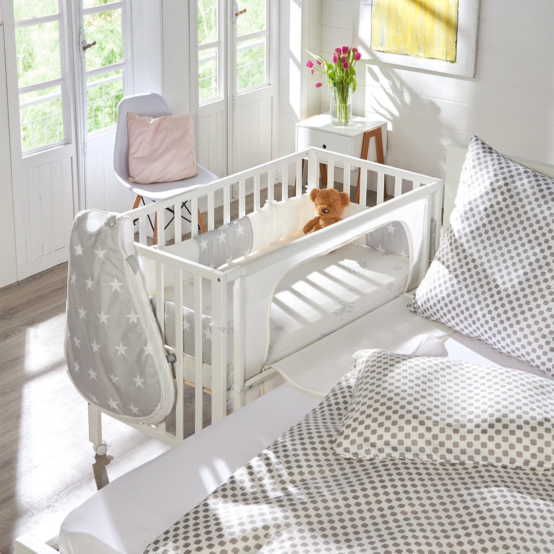 Room bed 'safe asleep®', 60 x 120 cm, 'stelle grigio', lettino da co-sleeping incl. dotazione, bianco laccato – Foto d'ambiente (2/14)