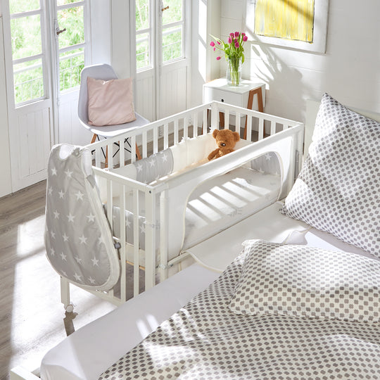Room bed 'safe asleep®', 60 x 120 cm, 'stelle grigio', lettino da co-sleeping incl. dotazione, bianco laccato – Foto d'ambiente (2/14)
