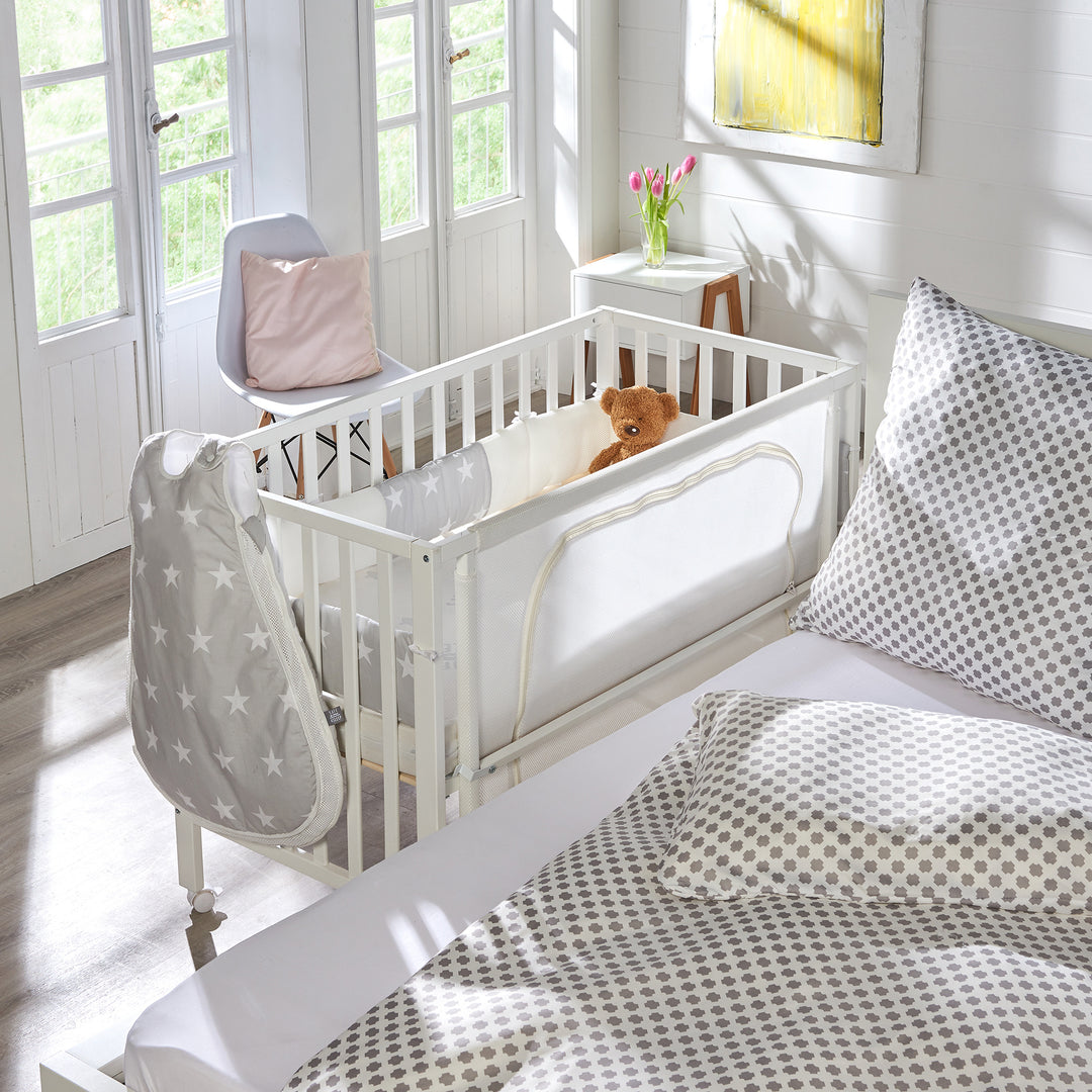 Room bed 'safe asleep®', 60 x 120 cm, 'stelle grigio', lettino da co-sleeping incl. dotazione, bianco laccato – Foto d'ambiente (4/14)