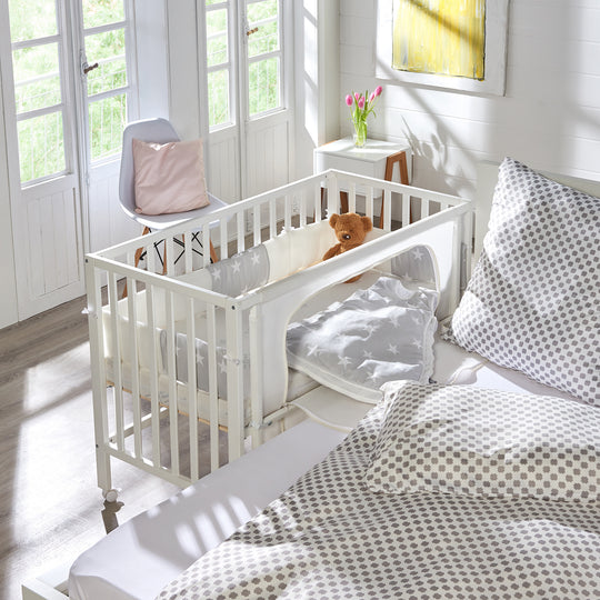 Room bed 'safe asleep®', 60 x 120 cm, 'stelle grigio', lettino da co-sleeping incl. dotazione, bianco laccato – Foto d'ambiente (9/14)