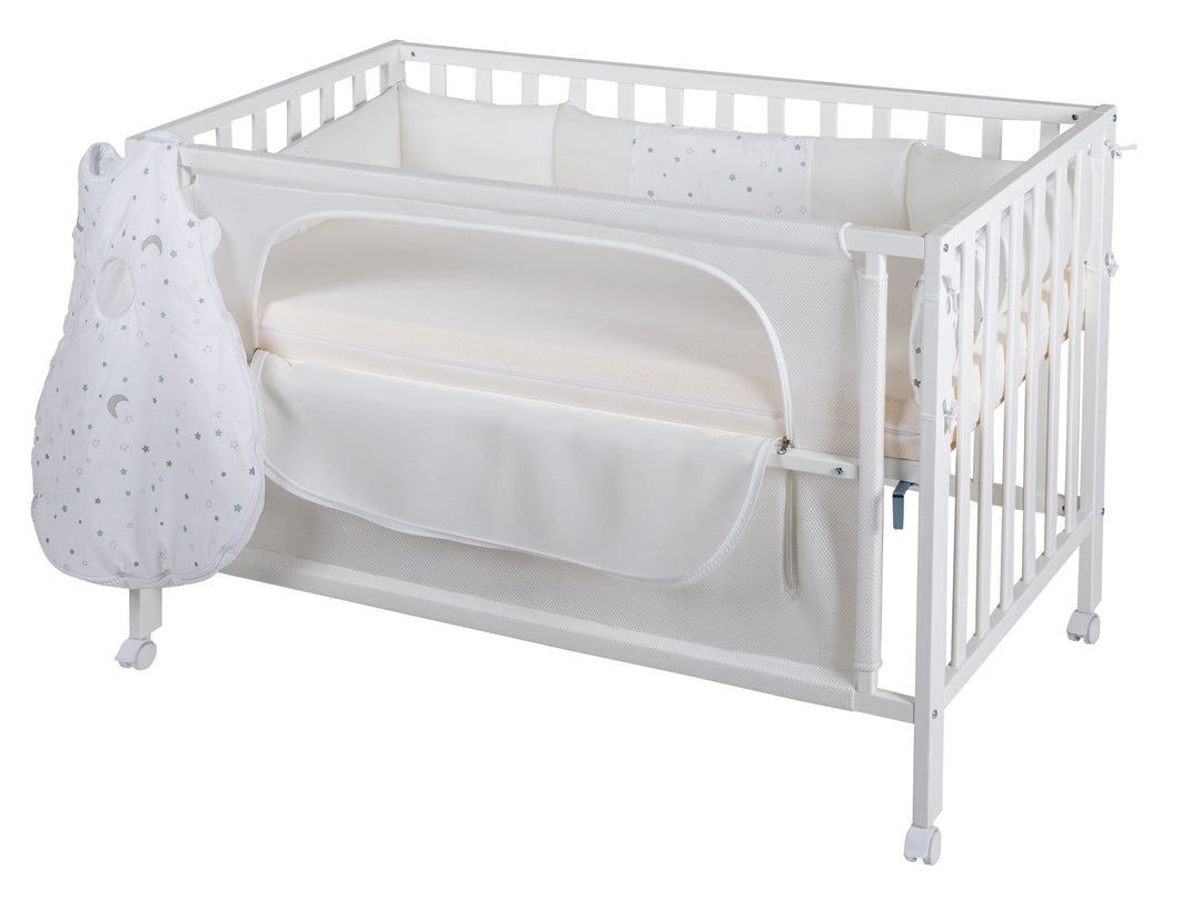 Room Bed 'safe asleep®', 60 x 120 cm, 'Sternenzauber', Beistellbett inkl. Zubehör, weiß lackiert – Freisteller (1/8)