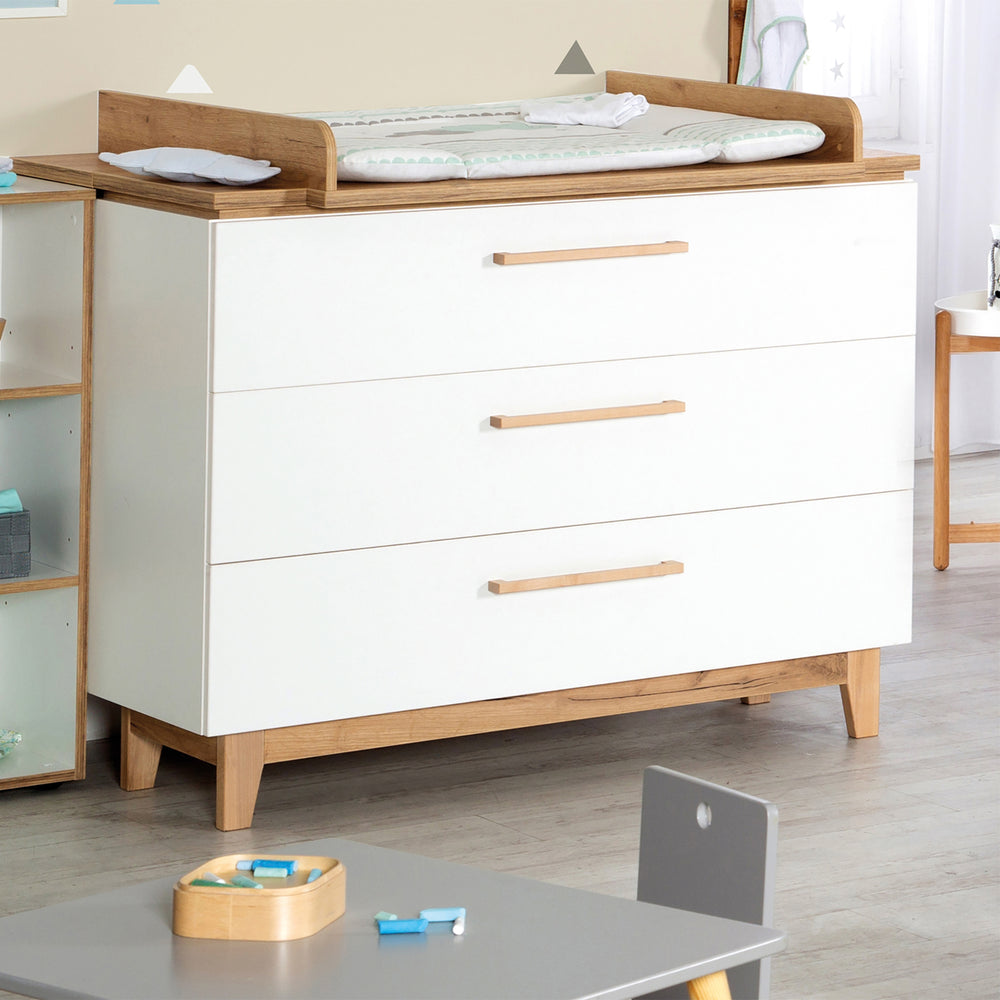 Wickelkommode 'Finn' mit Wickelansatz, Schubladendämpfung, 3 Schubladen, Wickelhöhe 94 cm – Milieubild (2/9)