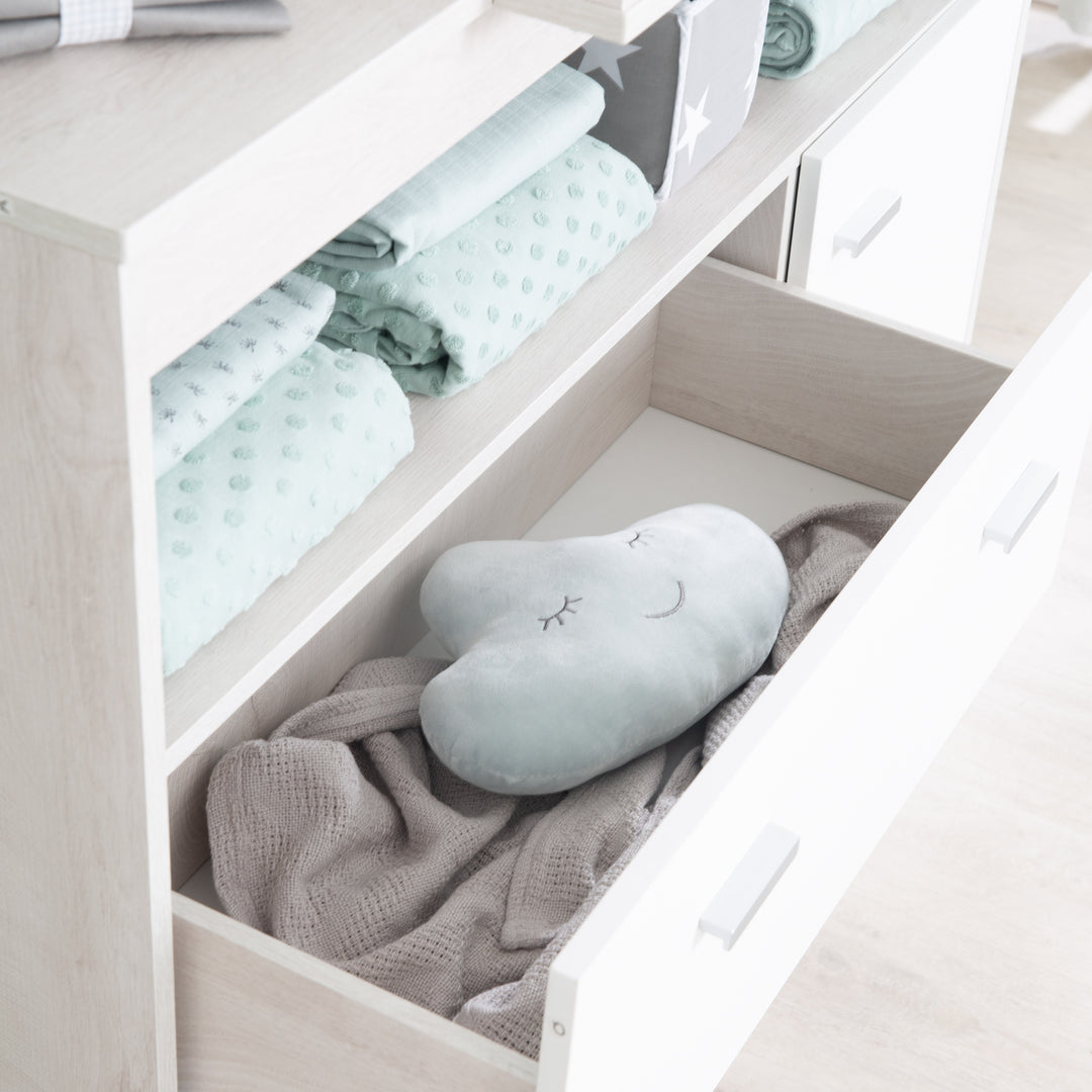 Furniture Set 'Julia' 2-Piece, incl. Convertible Cot Bed 70 x 140 cm & Changing Table Wide – Detail Image (12/16)