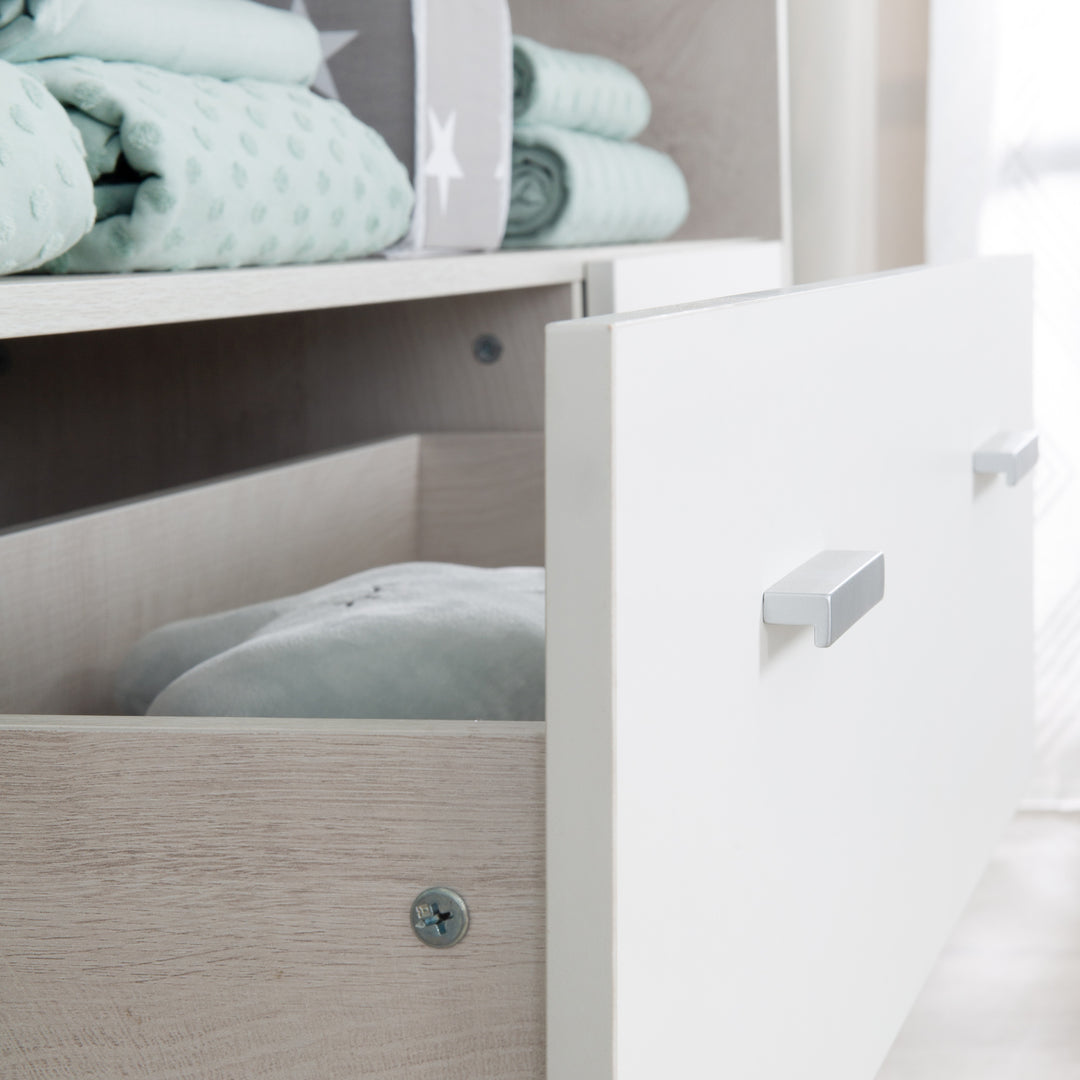 Furniture Set 'Julia' 2-Piece, incl. Convertible Cot Bed 70 x 140 cm & Changing Table Wide – Detail Image (14/16)