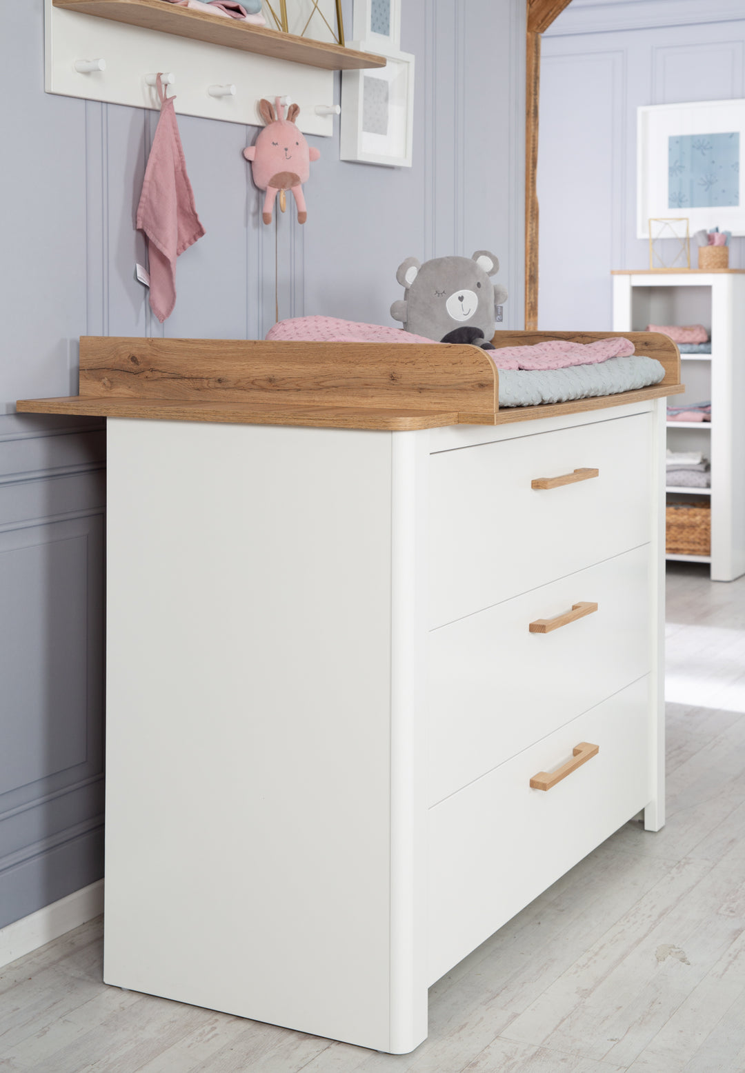 Changing Table 'Ava‘ cabinet-depth, incl. Changing top attachment in decor 'Artisan Oak‘, Changing Height 90,5 cm – Lifestyle Image (4/9)