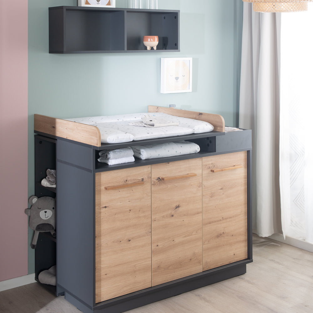 Wickelkommode 'Lenn' inkl. offenen Fächern, Anthrazit / Holzdekor 'Artisan Eiche' – Milieubild (2/15)