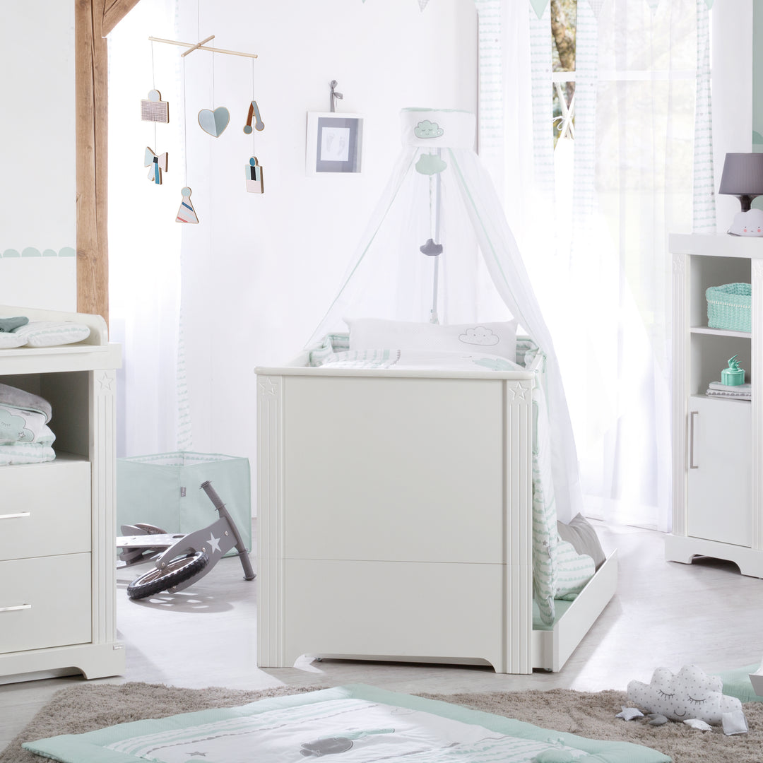 Set mobili 'Maxi' incl. letto combinato 70 x 140 cm, cassettiera fasciatoio & 3ante armadio, bianco – Foto d'ambiente (4/17)
