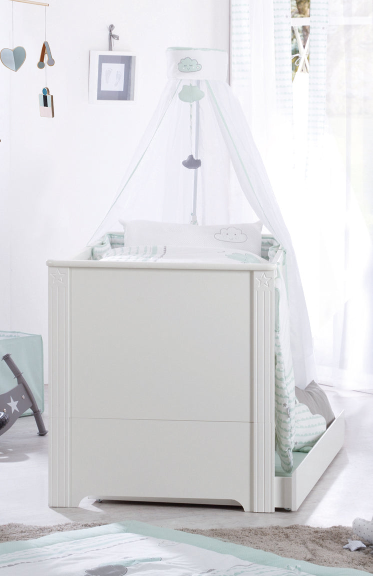 Set mobili per bambini 'Maxi' bianco incl. letto combinato, 70 x 140 cm & largo cassettiera fasciatoio – Foto d'ambiente (6/11)
