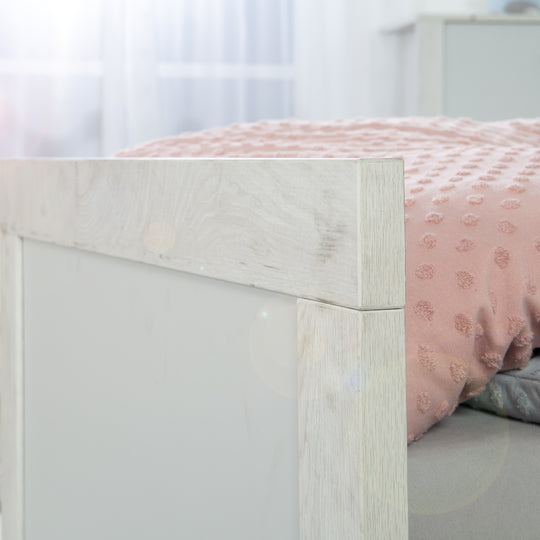 Kombi-Kinderbett 'Mila', 70 x 140 cm, verstell-/umbaubar zum Jugendbett, mitwachsend, 3 Schlupfsprossen – Milieubild (9/10)