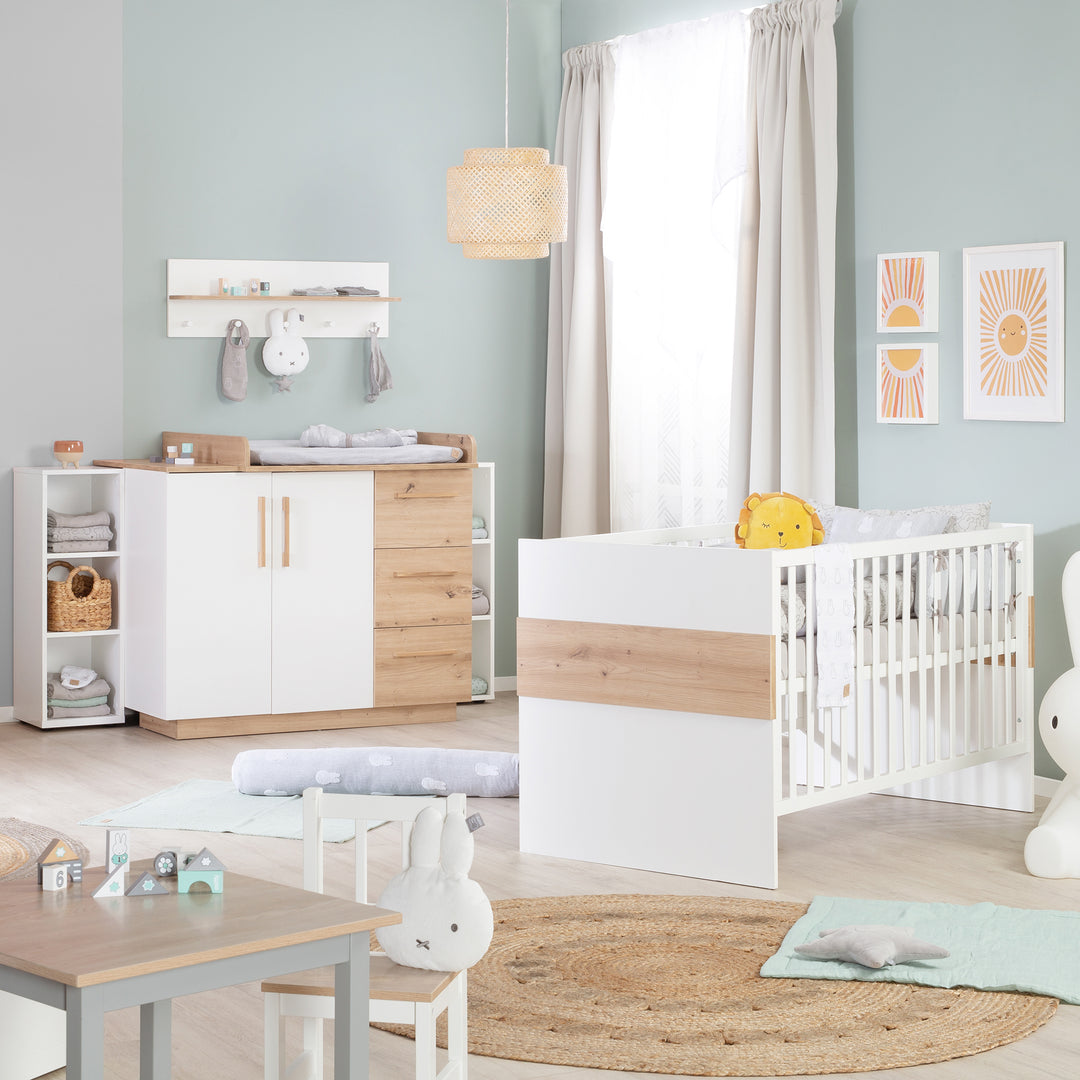 Cuna combinada 'Lion' 70x140 - 3posiciones regulable en altura - Blanco & decorado en madera 'Artisan roble' – Foto ambientada (5/12)