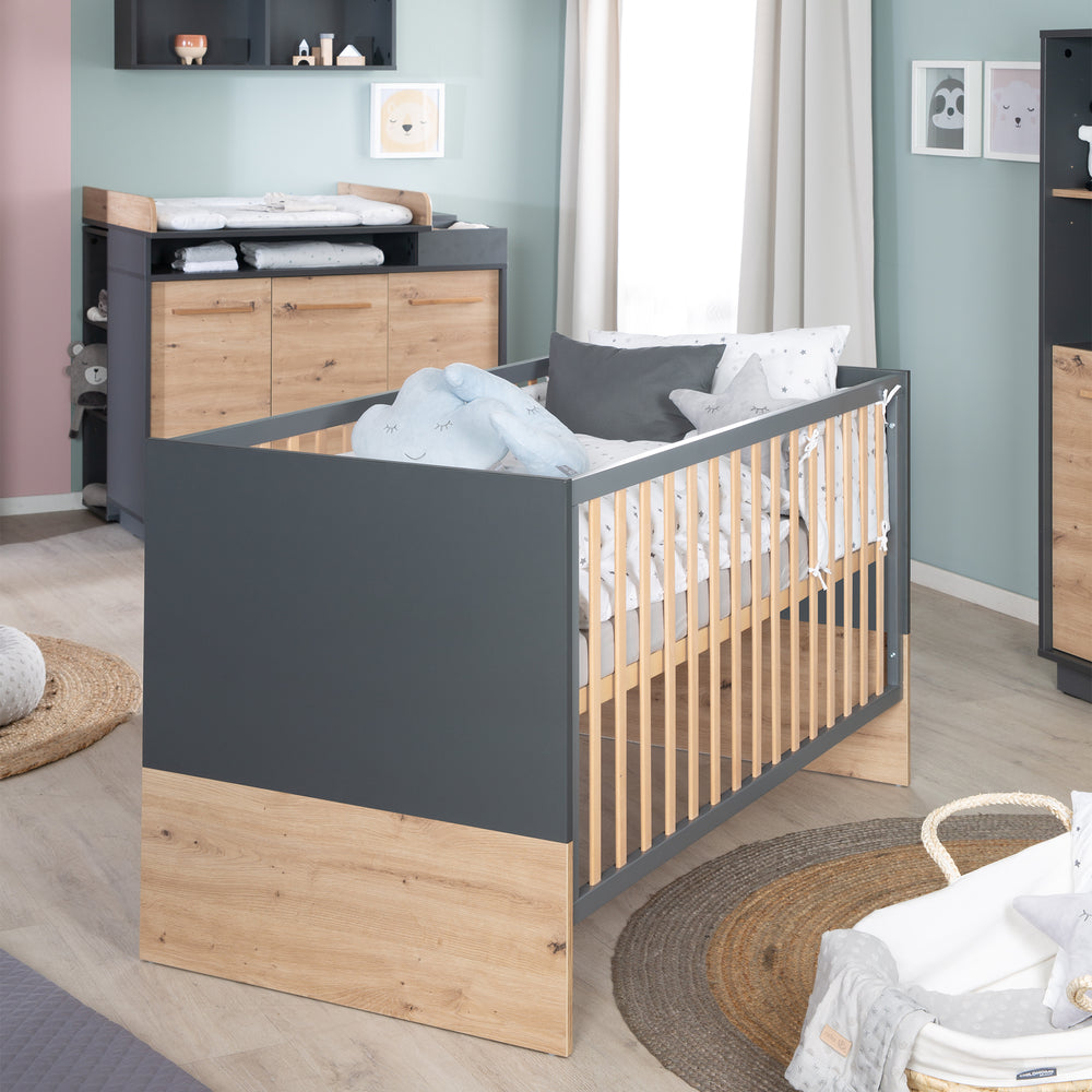 Kombi-Kinderbett 'Lenn' 70x140, höhenverstellbar, in Anthrazit & Dekor 'Artisan Eiche' – Milieubild (2/6)