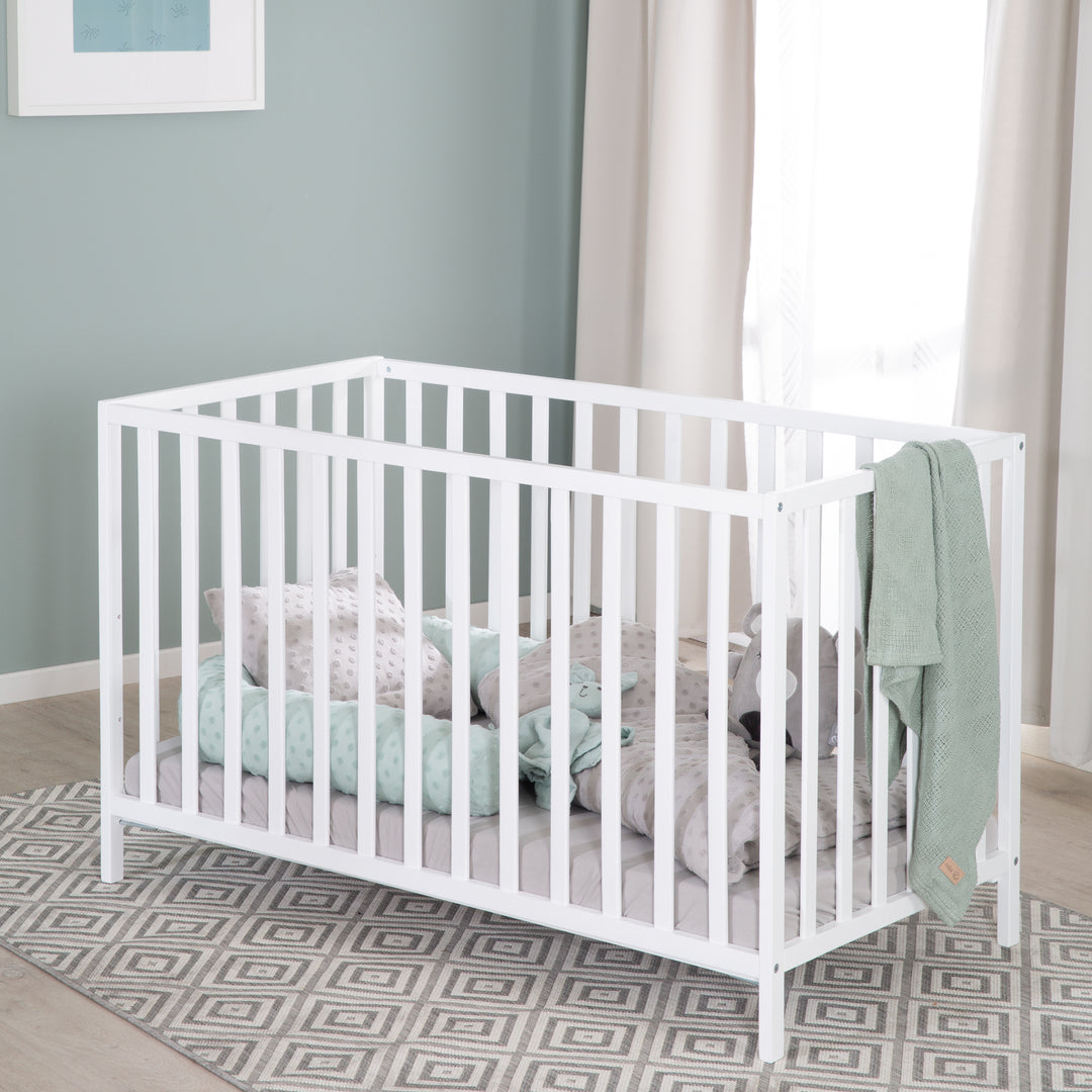 Letto per bambini 'Cosi' 60 x 120 cm, in faggio-legno massello, bianco laccato, 3posizioni regolabile in altezza – Foto d'ambiente (2/10)