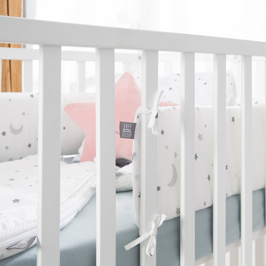 'safe asleep®' Nestchen Easy Air 'Sternenzauber grau', luftzirkulierend, mit AIR-Balance-System – Milieubild (4/4)