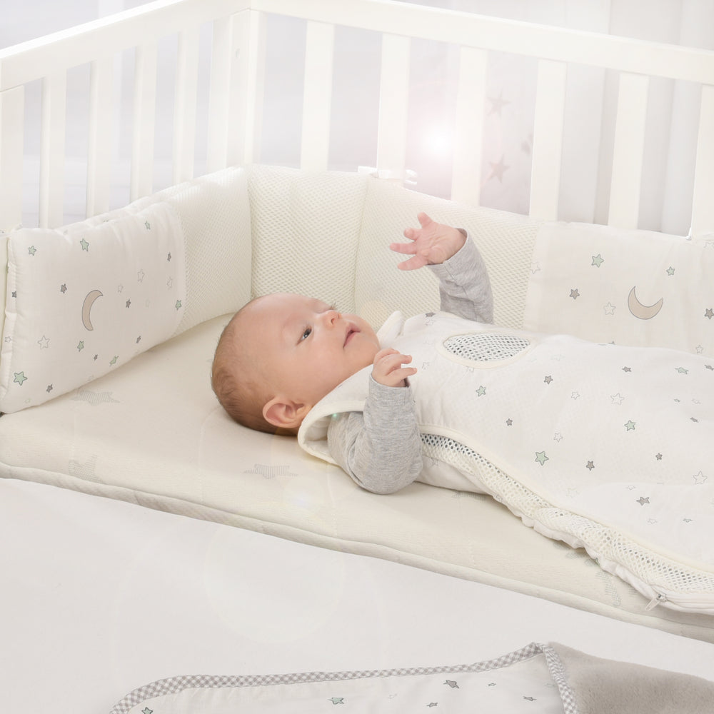 Nestchen 'safe asleep®', Air PLUS 'Sternenzauber', luftzirkulierend, mit AIR-balance System – Milieubild (2/5)