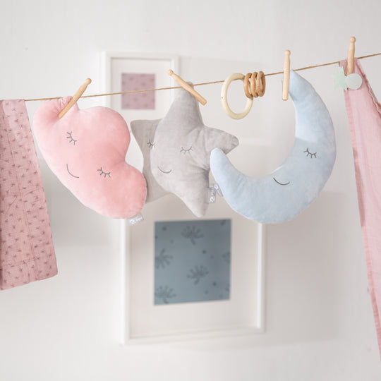 Kuschelkissen Wolke  'roba Style', Rosa/Mauve, flauschiges Dekokissen für Baby- & Kinderzimmer – Milieubild (4/7)