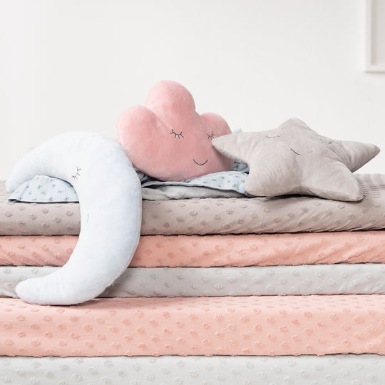 Kuschelkissen Wolke  'roba Style', Rosa/Mauve, flauschiges Dekokissen für Baby- & Kinderzimmer – Milieubild (5/7)
