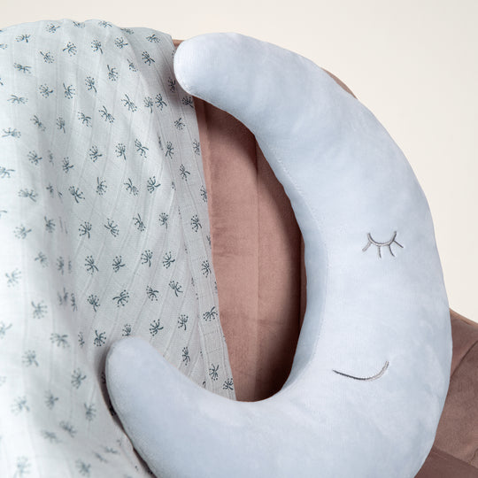 Cuscino poggianuca in forma di luna 'roba Style' - Morbido cuscino decorativo - Azzurro / celeste – Foto d'ambiente (2/6)