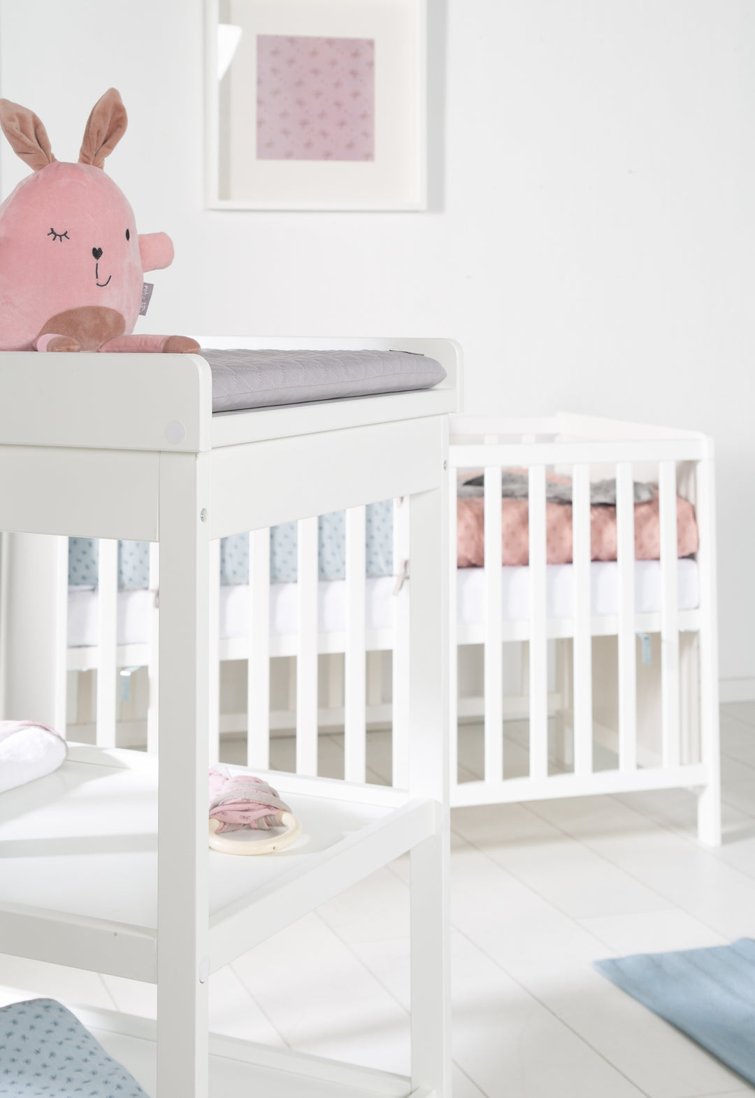 Set cameretta 'roba Style' incl. cassettiera fasciatoio & lettino da co-sleeping, con rete a doghe, 60 x 120 cm, bianco – Foto d'ambiente (16/20)