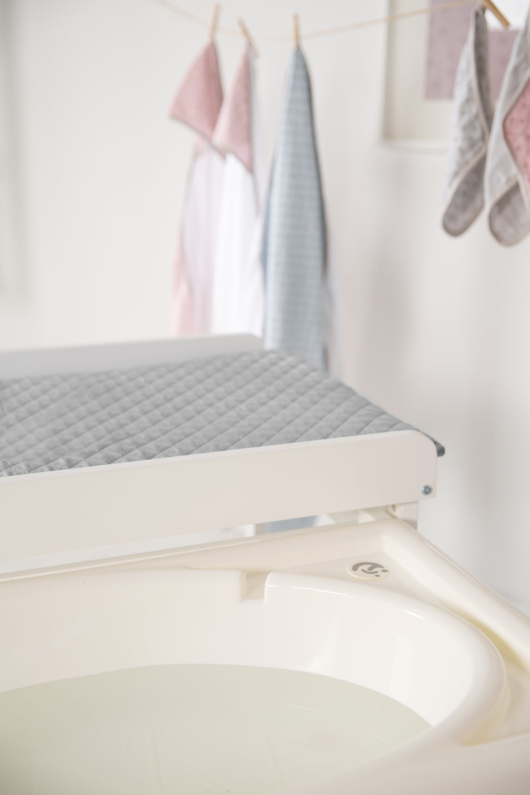 Bade-Wickel-Kombi 'Baby Pool' weiß inkl. Wickelauflage 'roba Style', ausziehbare Wanne – Sonderbild (20/23)