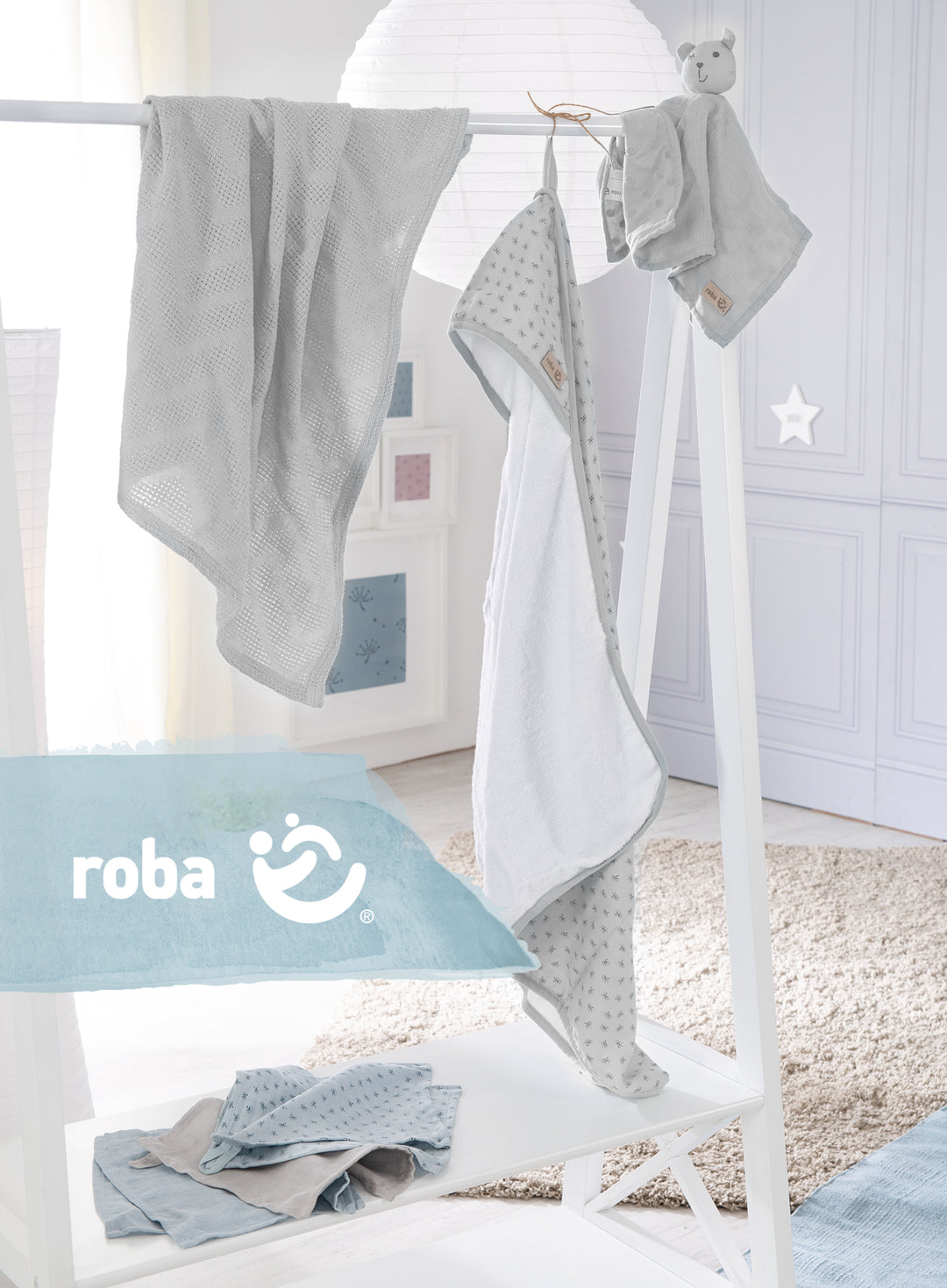 Organic set regalo 'Lil Planet' - Asciugamano, guanto di spugna, copertina coccola & coperta - Grigio argento – Foto d'ambiente (2/3)