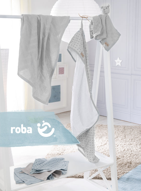 Organic set regalo 'Lil Planet' - Asciugamano, guanto di spugna, copertina coccola & coperta - Grigio argento – Foto d'ambiente (2/3)