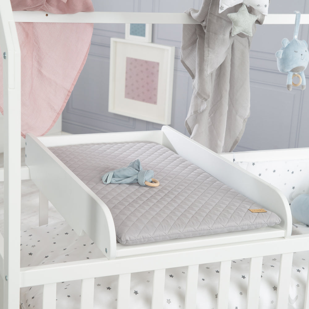 Wickelplatte weiß inkl. Wickelauflage 'roba Style', zum Aufsetzen auf Baby- & Kinderbetten – Milieubild (2/7)