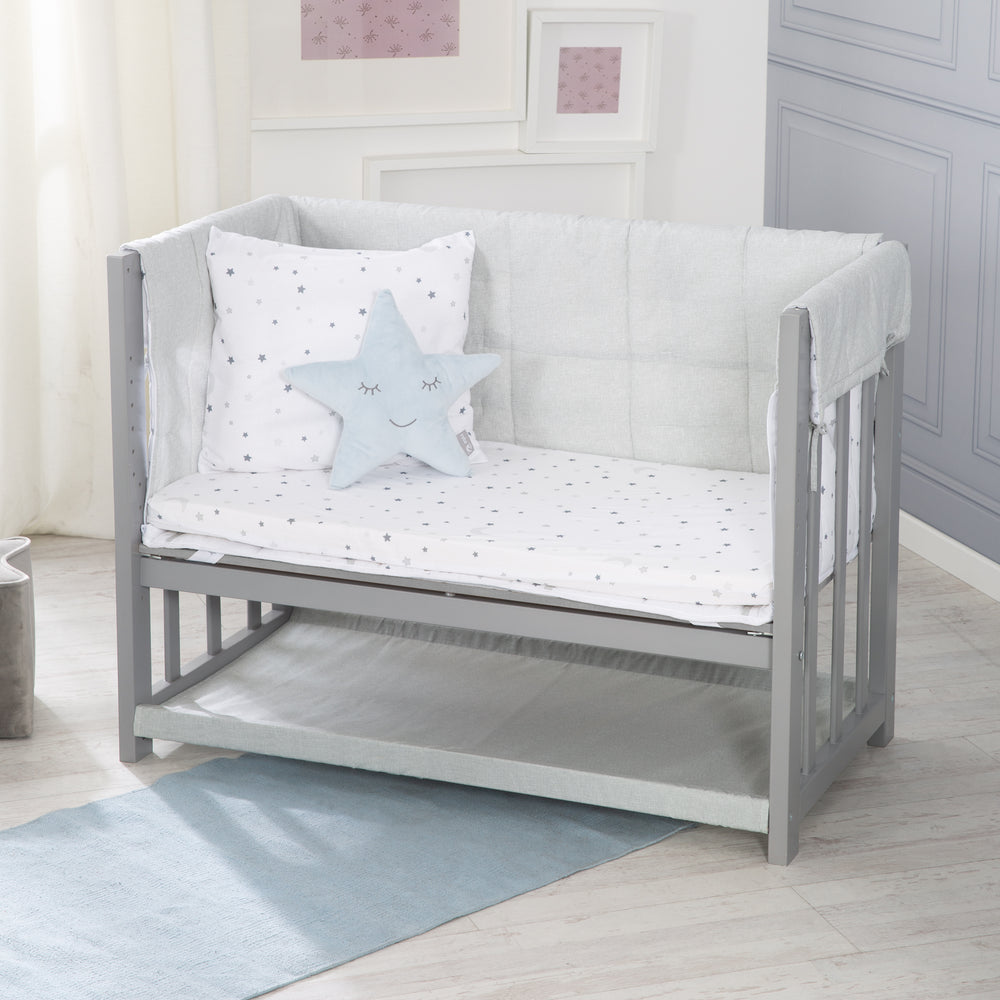 Stuben- & Beistellbett 'Sternenzauber grau' 3 in 1, Babybett grau, inkl. kompletten Bettzubehör – Milieubild (2/11)