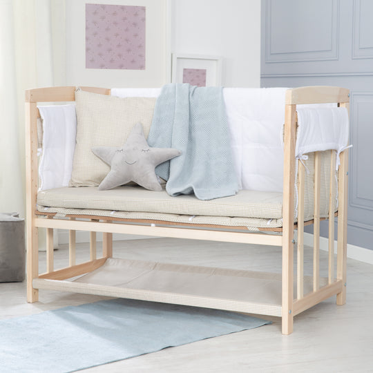 Stuben- & Beistellbett 'Liebhabär' 4 in 1, Babybett, Wiege & Kinderbank aus Buchenholz – Milieubild (8/12)