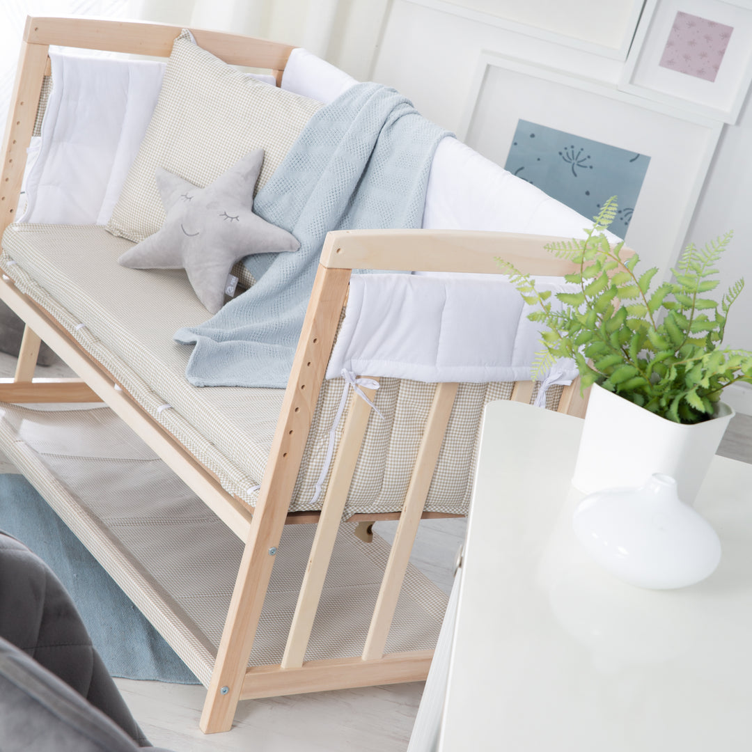 Stuben- & Beistellbett 'Liebhabär' 4 in 1, Babybett, Wiege & Kinderbank aus Buchenholz – Milieubild (9/12)