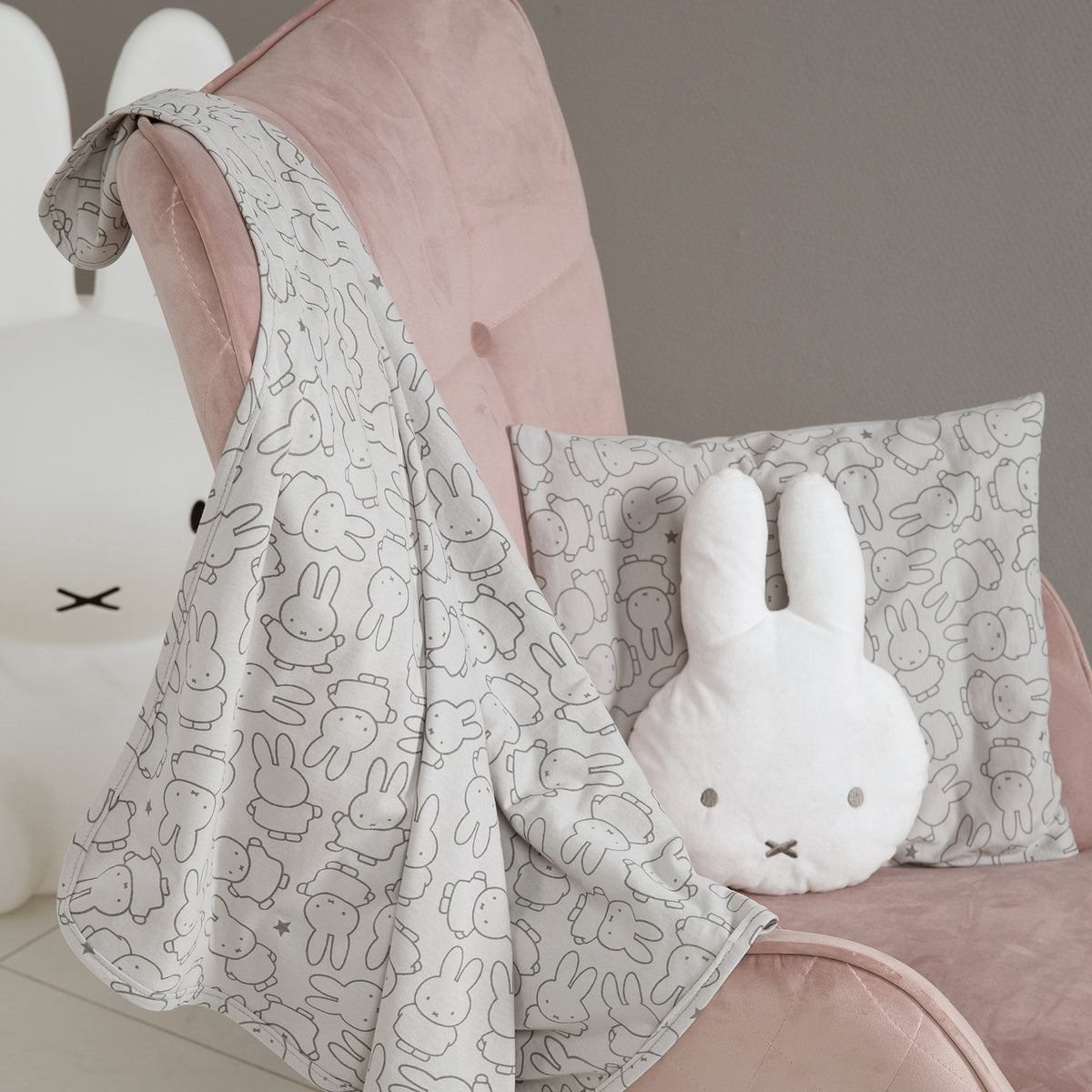 Babydecke 'miffy®', Jerseydecke aus 100 % Baumwolle für Mädchen und Jungen, 80 x 80 cm – Milieubild (4/7)