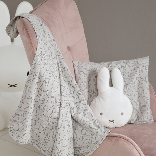 Babydecke 'miffy®', Jerseydecke aus 100 % Baumwolle für Mädchen und Jungen, 80 x 80 cm – Milieubild (4/7)