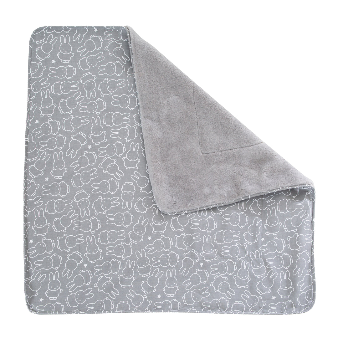 Babydecke 'miffy®', 2 seitig: 1x super weich, warm & flauschig, 1x 100 % Baumwolle – Freisteller (1/4)