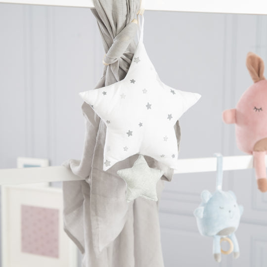 Giostrina musicale 'Sternenzauber grigio', aiuto per addormentarsi, stella in tessuto lavabile, cameretta neonati decorativo grigio/bianco – Foto d'ambiente (2/11)