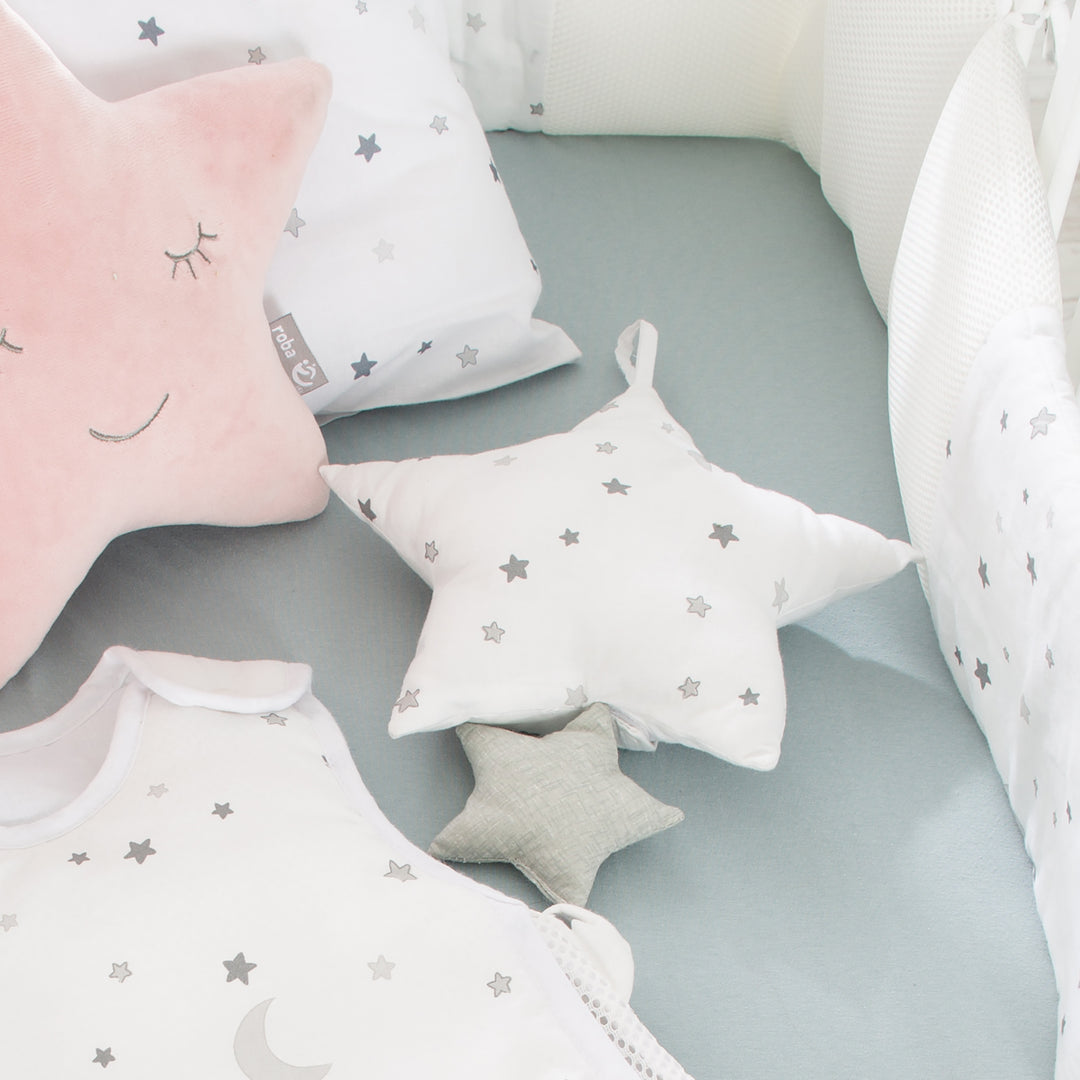 Giostrina musicale 'Sternenzauber grigio', aiuto per addormentarsi, stella in tessuto lavabile, cameretta neonati decorativo grigio/bianco – Foto d'ambiente (8/11)