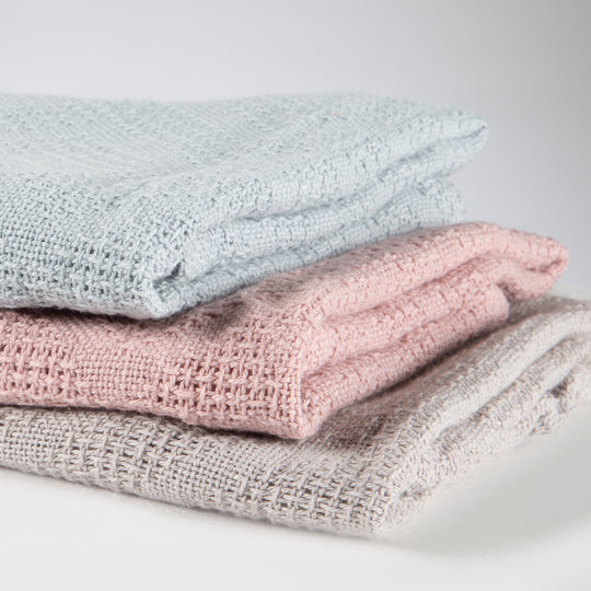 Organic Blanket 'Lil Planet', Strickoptik, Organic Cotton, GOTS Certified, 80 x 80 cm – Lifestyle Image (2/7)