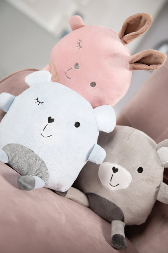 Kuschelkissen 'Lil Cuties', Kuscheltier 'Sammy' mit Freundschaftskarte, silbergrau – Milieubild (10/12)