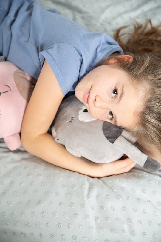 Kuschelkissen 'Lil Cuties', Kuscheltier 'Sammy' mit Freundschaftskarte, silbergrau – Milieubild (12/12)